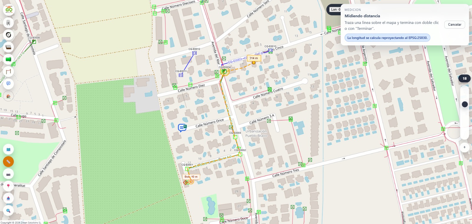 Visor cartográfico de GisGoFiber con planta FTTH desplegada y herramienta de medición de distancia activa.